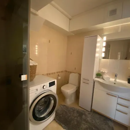 Sunny Apartment, 5min To The Sea. Parking. Self Check In. Апартаменти *