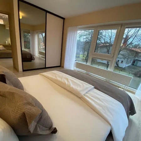 Sunny Apartment, 5min To The Sea. Parking. Self Check In. Апартаменти *