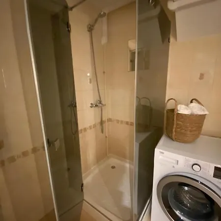 Sunny Apartment, 5min To The Sea. Parking. Self Check In. Апартаменти