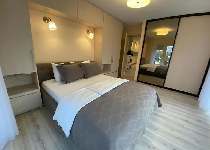 Sunny Apartment, 5min To The Sea. Parking. Self Check In.